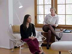 Gros seins, Brunette brune, Doigter, Lesbienne, Léchez, Bureau, Petite femme, Chatte