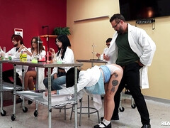 Braunhaarige, Bekleidet, Brille, Hardcore, Mutti, Öffentlich, Muschi, Tätowierung