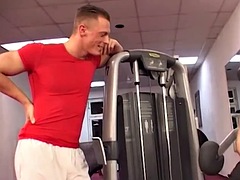 Naakte man aangeklede vrouw, Duits, Sportzaal, Openbaar, Roodharige vrouw, Tiener