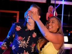 Anaal, Blond, Handbeurt, Hakken, Schreeuwen, Kousen, Strippen, Tatoeage