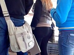 Hermosa pelirroja con leggins transparente (camara lenta)