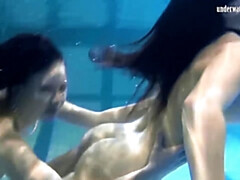 Culo grande, Hembra, Fetiche, Pequeña, Piscina, Ruso, Adolescente, Bajo el agua