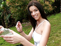 Gros cul, Grosse bite, Gros seins, Brunette brune, En levrette, De plein air, Petite femme, Adolescente