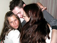 Slaapkamer, Grote kont, Grote lul, Pijpbeurt, Hondjeshouding, 1 man 2 vrouwen, Mager, Tiener