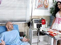 Gros cul, Grosse bite, Gros seins, Sucer une bite, Brunette brune, En levrette