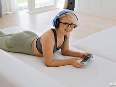 Grosse bite, Blonde, Lunettes, Hard, Hd, Lesbienne, Cheveux courts, Nénés
