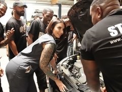 Blasen, Braunhaarige, Fetisch, Handjob, Hardcore, Interrassisch, Milf, Orgie