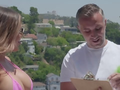 Grosse titten, Bikini, Blasen, Hundestellung, Aufs gesicht abspritzen, Hd, Pool, Tätowierung