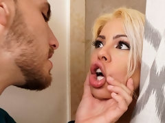 デカ尻, デカパイ, 黒人, ブロンド, フェラチオ, 手コキする, 異人種間, 淫乱熟女