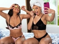 Asiático, Penetracion con dedos, Besar, Lesbiana, Lamidas, Masturbación, Estriptis, Adolescente
