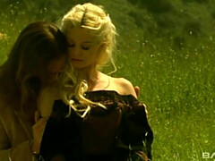 Gros cul, Grosse bite, Gros seins, Blonde, Sucer une bite, En levrette, De plein air