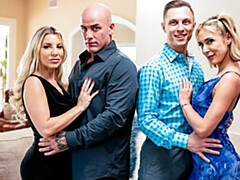 Grosser arsch, Blondine, Blasen, Hundestellung, Flotter vierer, Natürlichen titten, Jungendliche (18+), Titten