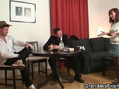 Gorge profonde, Mamie, Mature, Réalité, Rousse roux, Jarretelles, Plan cul à trois