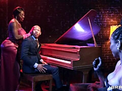 Culo grande, Tetas grandes, Negro, Mamada, Estilo perrito, Ébano, Madres para coger, Trio