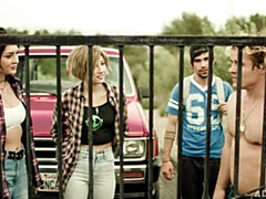 In den arsch, Grosser schwanz, Grosse titten, Braunhaarige, Hundestellung, Im freien, Öffentlich, Muschi