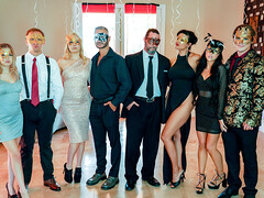 Blonde, Sucer une bite, Brunette brune, En levrette, Groupe, Masque, Orgie, Chevaucher