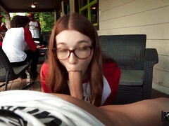 18 años, Mamada, Gafas, Al aire libre, Pov, Público, Pelirrojo, Adolescente