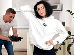 18 ans, Grosse bite, Sucer une bite, Brunette brune, En levrette, Seins naturels, Adolescente, Nénés