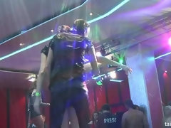 Aangekleed, Dansen, Interraciaal, Orgie, Feest, Pornster, Satijn, Nat