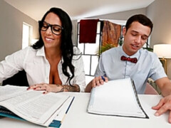 Gros cul, Sucer une bite, Brunette brune, En levrette, Mère que j'aimerais baiser, Rasée, Dénudage, Tatouage