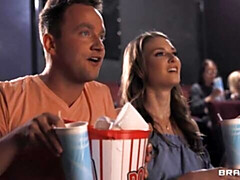 Sucer une bite, Brunette brune, Mignonne, En levrette, Branlette thaïlandaise, Public, Adolescente, Nénés