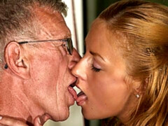 Blond, Pijpbeurt, Handbeurt, Likken, Geschoren, Tiener, Tieten likken