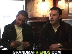 美人, ブロンド, エロ熟女, 手コキする, 熟年, 母, 現実, 三人