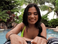 In den arsch, Bikini, Blasen, Braunhaarige, Latina, Natürlichen titten, Öl, Pov