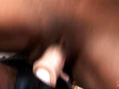 Gros seins, Brunette brune, Gode, Embrassement, Seins naturels, Piercing, Fessée, Jouets