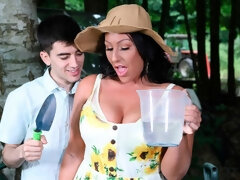 Gros cul, Gros seins, Sucer une bite, Branlette thaïlandaise, Mère que j'aimerais baiser, De plein air, Rasée, Voyeur