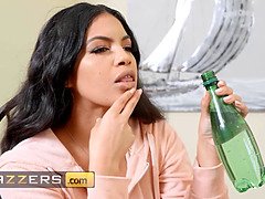 Grote mammen, Pijpbeurt, Bruinharig, Interraciaal, Likken, Moeder die ik wil neuken, Kut duiken, Trio