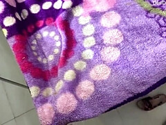 18, デカチン, バイセクシャル, 指いじり, インド人, 乳首, オマンコ, 締まりの良い