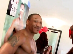 Gros cul, Brunette brune, Tir de sperme, Groupe, Branlette thaïlandaise, Interracial, Léchez, Rasée