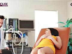 Lieveling, Bruinharig, Huisvrouw, Likken, Rijpe lesbienne, Moeder die ik wil neuken, Softcore pornografie, Tieten likken