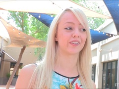 Dansen, Jurk, Hakken, Masturbatie, Orgasme, Openbaar, Alleen, Onder de rok