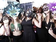 Gros cul, Grosse bite, Gros seins, Sucer une bite, En levrette, Orgie, Public