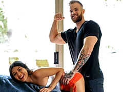 18 ans, Gros cul, Grosse bite, Sucer une bite, Brunette brune, En levrette, Seins naturels, Adolescente