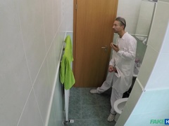 Cuarto de baño, Mamada, Médico, Estilo perrito, Corridas faciales, Lamidas, Pov, Nalgadas