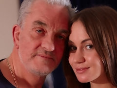 Arsch, Blasen, Braunhaarige, Hundestellung, Handjob, Lecken, Entkleiden, Jungendliche (18+)