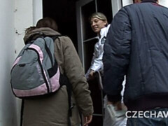 Gros cul, Brunette brune, En levrette, Branlette thaïlandaise, Mère que j'aimerais baiser, Homme homme femme, Rasée, Plan cul à trois