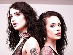 Doigter, Embrassement, Léchez, Lingerie, Masturbation, Chatte, Tatouage, Jouets