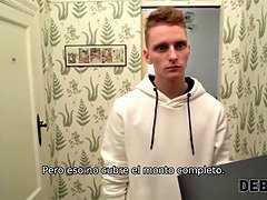 Debt4k. lassie de pelo largo hace todo lo que el agente de préstamos quiere de aquí