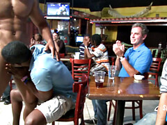 Amateur, Sucer une bite, Gorge profonde, Homosexuelle, Groupe, Public, Tatouage, Voyeur