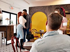 Gros cul, Sucer une bite, Bottes, Brunette brune, Talons, Embrassement, String, Plan cul à trois