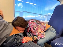 Gros cul, Sucer une bite, Brunette brune, Exhib, Branlette thaïlandaise, Pov, Public, Train