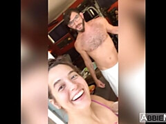 18 ans, Gros cul, Grosse bite, Sucer une bite, Brunette brune, En levrette, Seins naturels, Nénés