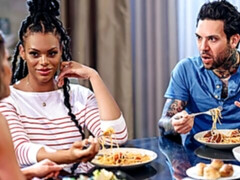 Gros cul, Gros seins, Noire, Sucer une bite, En levrette, 2 femmes 1 homme, Interracial, Plan cul à trois