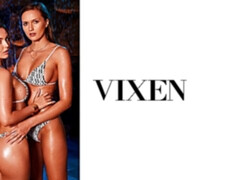 Chambre à dormir, Gros cul, Grosse bite, Sucer une bite, En levrette, 2 femmes 1 homme, Adolescente, Nénés