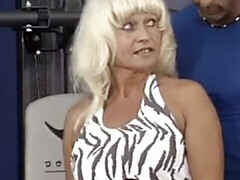 Enthousiasteling, Anaal, Pijpbeurt, Sperma shot, Duits, Sportzaal, Spier, Oud