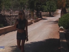 In den arsch, Arsch, Blondine, Natürlichen titten, Im freien, Piercing, Pool, Tätowierung